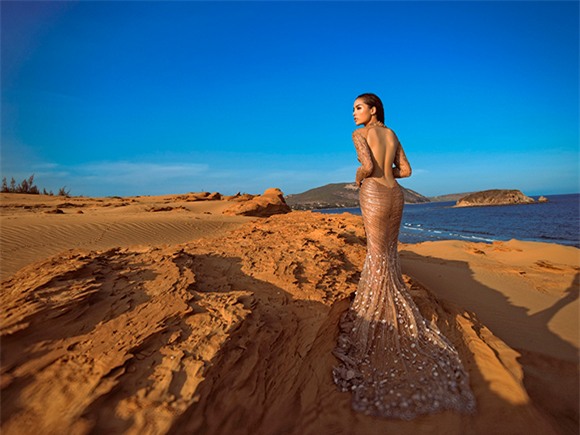 Kỳ Duyên diện váy xuyên thấu ‘phơi mình’ giữa đồi cát -1