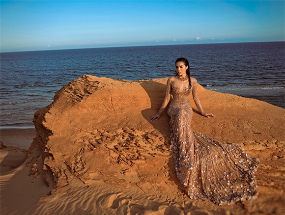 Kỳ Duyên diện váy xuyên thấu ‘phơi mình’ giữa đồi cát -4