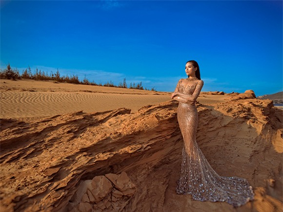 Kỳ Duyên diện váy xuyên thấu ‘phơi mình’ giữa đồi cát -5