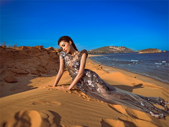 Kỳ Duyên diện váy xuyên thấu ‘phơi mình’ giữa đồi cát -7