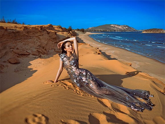 Kỳ Duyên diện váy xuyên thấu ‘phơi mình’ giữa đồi cát -8