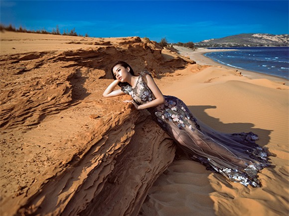 Kỳ Duyên diện váy xuyên thấu ‘phơi mình’ giữa đồi cát -9