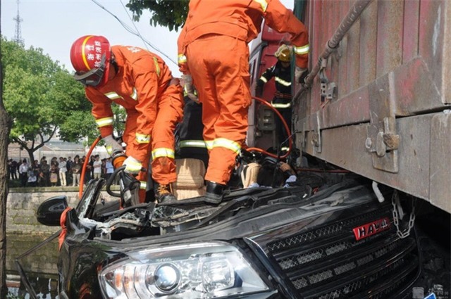 2 người phụ nữ thoát chết kỳ diệu sau khi bị container chở đầy sỏi đè bẹp - Ảnh 9.