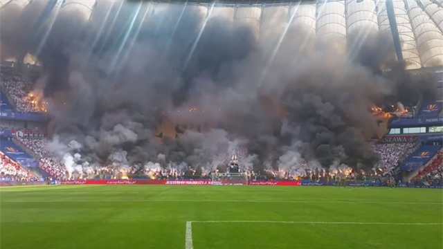 CĐV hai đội thi… ném pháo sáng trên khán đài - Ảnh 1.