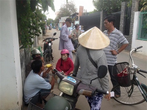 Nhiều người dân tập trung tại đây bàn tán vụ án đau lòng. Ảnh Quang Hải