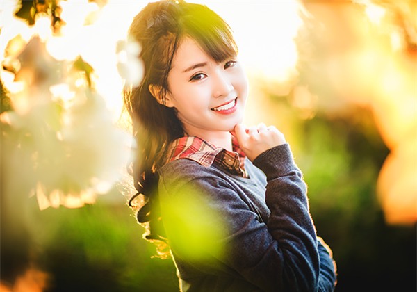 Cô học cùng lúc hai chuyên ngành ngoại ngữ là tiếng Anh và tiếng Trung Quốc.