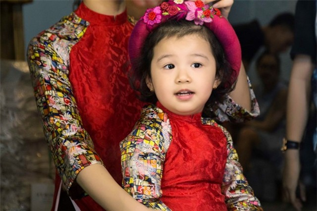 Con gai Jennifer Pham xinh xan o hau truong chup anh hinh anh 4