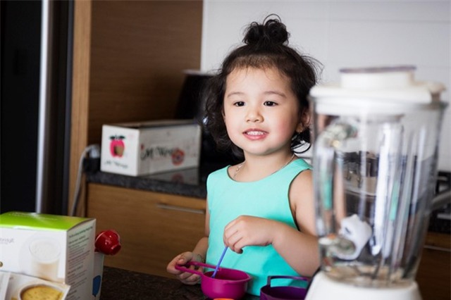 Con gai Jennifer Pham xinh xan o hau truong chup anh hinh anh 6