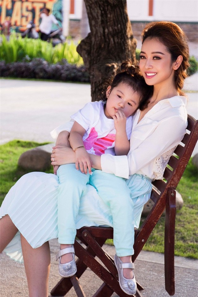 Con gai Jennifer Pham xinh xan o hau truong chup anh hinh anh 7