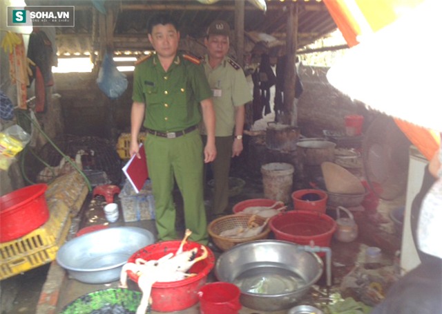 Lực lượng chức năng tiến hành kiểm tra cơ sở giết mổ của bà Tuấn.