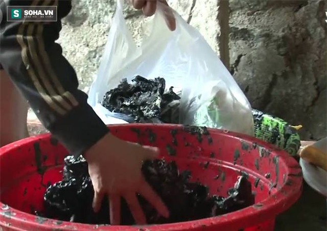 Cơ quan chức năng bắt quả tang chủ cơ sở này dùng hoá chất lạ trong giết mổ gia cầm.