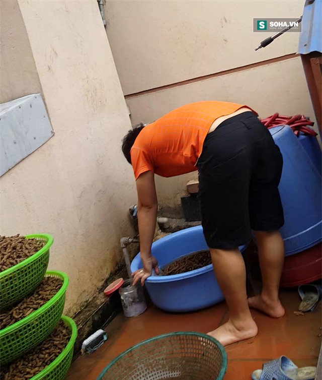 Người nhà của thần y Luấn đang rửa thuốc (Ảnh cắt từ Clip)