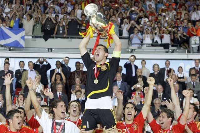 Iker Casillas thẳng thừng từ chối gia nhập đội bóng của Beckham - Ảnh 3.