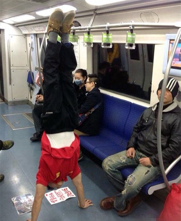 Thượng Vũ biểu diễn trên tàu điện ngầm.