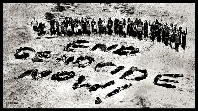 Dòng chữ Kết thúc diệt chủng ngay bây giờ của những nạn nhân may mắn sống sót. Ảnh Internet.