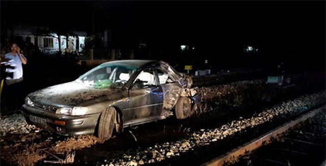 Tàu hỏa tông ô tô, cả gia đình đi viếng đám tang gặp nạn