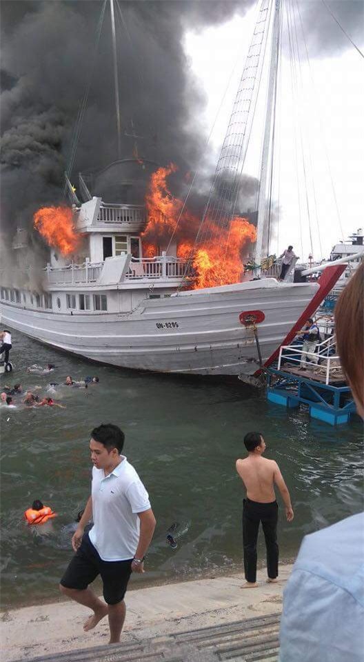 Tàu du lịch cháy dữ dội ở cảng Tuần Châu - Ảnh 1.