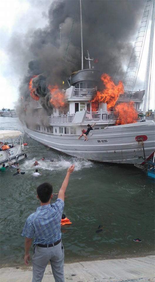 Tàu du lịch cháy dữ dội ở cảng Tuần Châu - Ảnh 2.