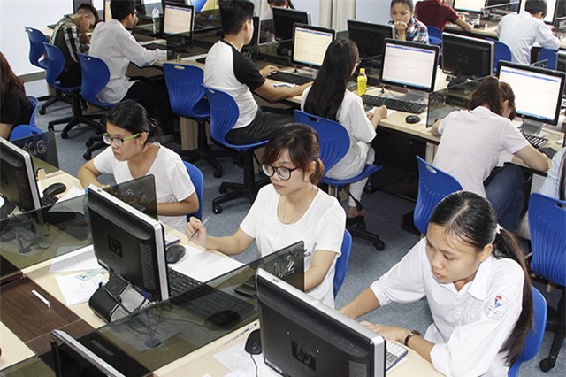 Thí sinh tham dự kỳ thi đánh giá năng lực 2016 làm bài thi hoàn toàn trên máy tính. Ảnh: VNU