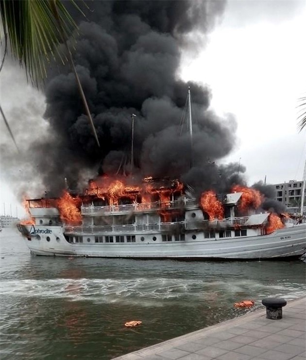 Hien truong du thuyen hang sang boc chay o Ha Long hinh anh 3