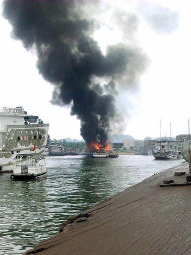 Hien truong du thuyen hang sang boc chay o Ha Long hinh anh 7