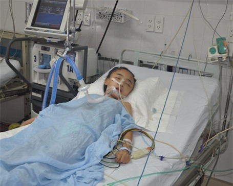 Bị thanh sắt đâm xuyên đầu khi đang trên đường đi học về khiến tính mạng của bé Hằng vô cùng nguy kịch.