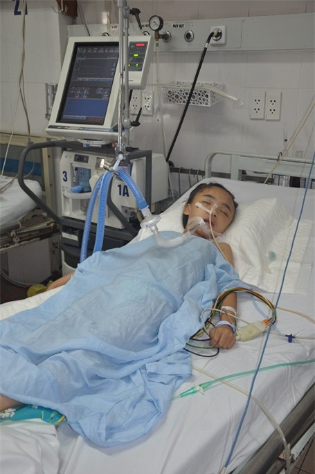 Việc chữa trị của em kéo dài và tốn kém.