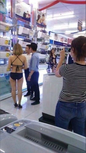 Người mẫu mặc bikini giới thiệu sản phẩm điện máy với khách