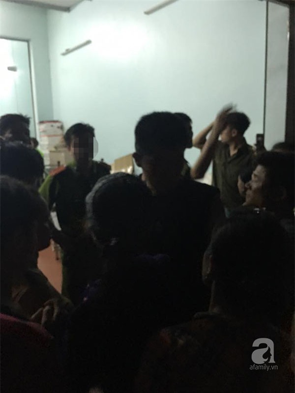 Cảnh sát khu vực và dân phường cũng có mặt.