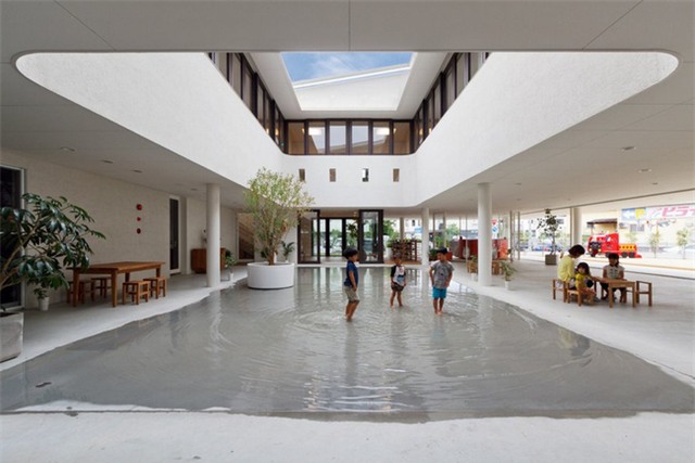 Ở Nhật, thiên đường của bọn trẻ đơn giản chỉ là vũng nước mưa... - Ảnh 2.