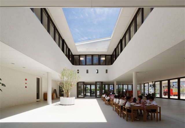 Ở Nhật, thiên đường của bọn trẻ đơn giản chỉ là vũng nước mưa... - Ảnh 3.