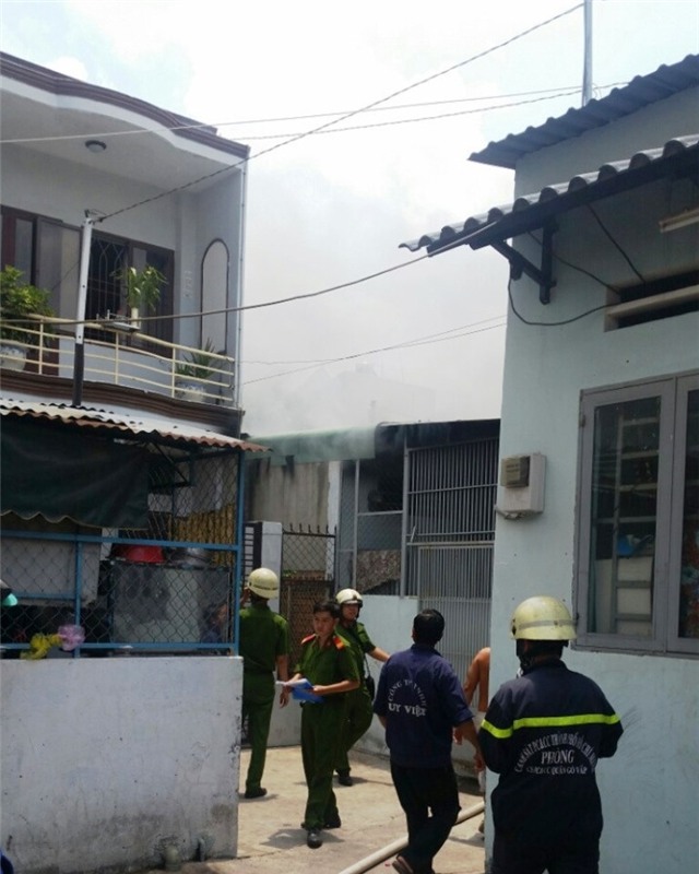 Khói bùng lên ở phòng trọ