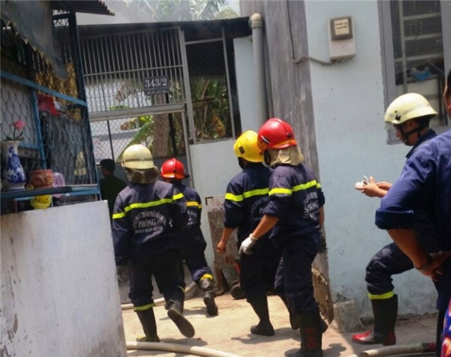 Cảnh sát PCCC triển khai đội hình dập lửa