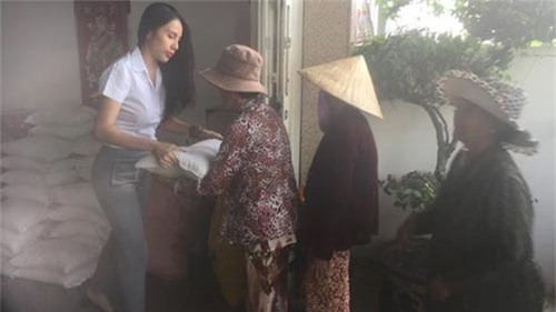 thuy tien bat ngo bi nguoi dan xuc pham khi di tu thien - 1