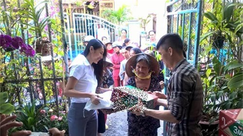 thuy tien bat ngo bi nguoi dan xuc pham khi di tu thien - 3