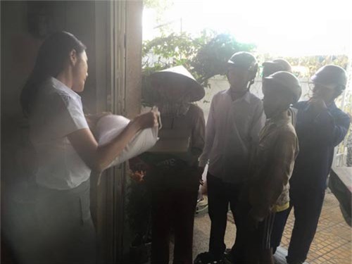 thuy tien bat ngo bi nguoi dan xuc pham khi di tu thien - 5