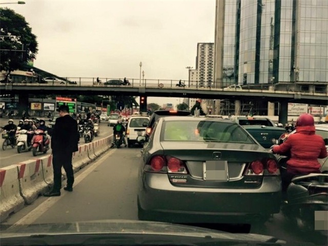 Còn người đàn ông này thì thản nhiên đi vệ sinh ngay giữa đường.