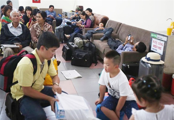 Trong khi nhiều người trong đó có trẻ nhỏ không có chỗ để ngồi, thì 2 người đàn ông vẫn rất thoải mái nắm hẳn ra ghế trong phòng chờ lên máy bay.