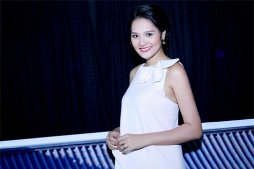 hh huong giang khoe bung bau 7 thang tai su kien - 1