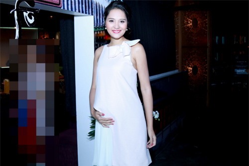 hh huong giang khoe bung bau 7 thang tai su kien - 4