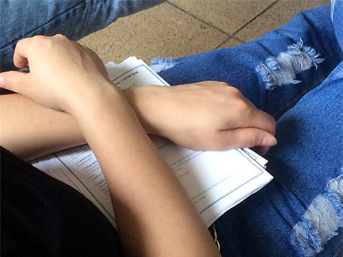 Bà bầu và người nhà vạ vật chờ khám bệnh giữa trưa nắng - 10