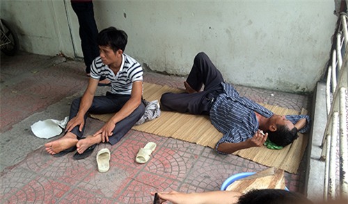 Bà bầu và người nhà vạ vật chờ khám bệnh giữa trưa nắng - 13