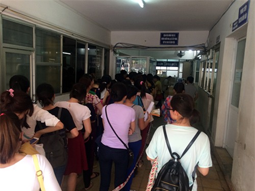 Bà bầu và người nhà vạ vật chờ khám bệnh giữa trưa nắng - 2