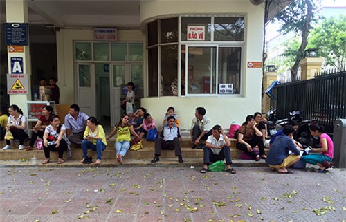 Bà bầu và người nhà vạ vật chờ khám bệnh giữa trưa nắng - 4