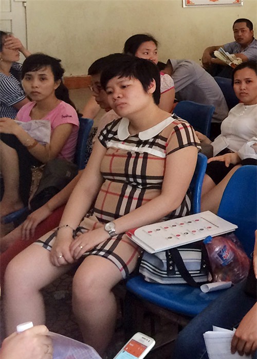 Bà bầu và người nhà vạ vật chờ khám bệnh giữa trưa nắng - 5