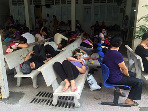 Bà bầu và người nhà vạ vật chờ khám bệnh giữa trưa nắng - 6