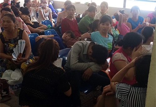 Bà bầu và người nhà vạ vật chờ khám bệnh giữa trưa nắng - 7