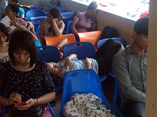 Bà bầu và người nhà vạ vật chờ khám bệnh giữa trưa nắng - 8