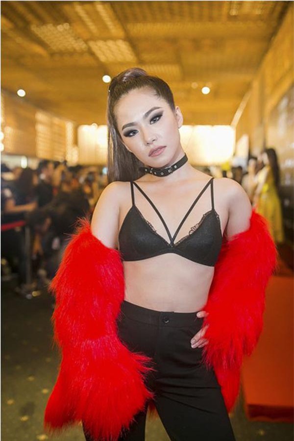 Tưởng rằng đã tìm kiếm được hình ảnh phù hợp, song lần xuất hiện mới nhất, Lương Bích Hữu gây choáng khi mặc hở bạo quá đà, để lộ nhiều nhược điểm của hình thể.