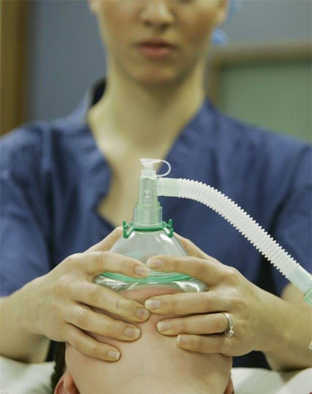 .Mặt nạ dưỡng khí cung cấp oxy cho bệnh nhân